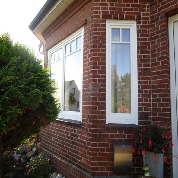 Doppelflügeliges Fenster und schmales Fenster um die Ecke in weiß