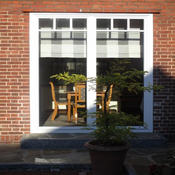 Doppelflügelige Balkontür in weiß mit Rollos