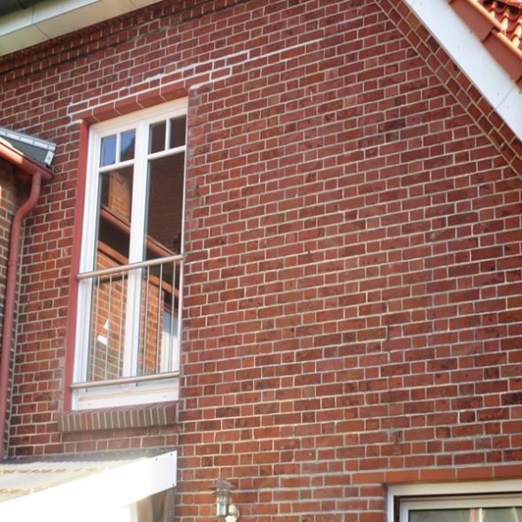 Außenansicht seitlich doppelflügelige Balkontür weiß geschlossen