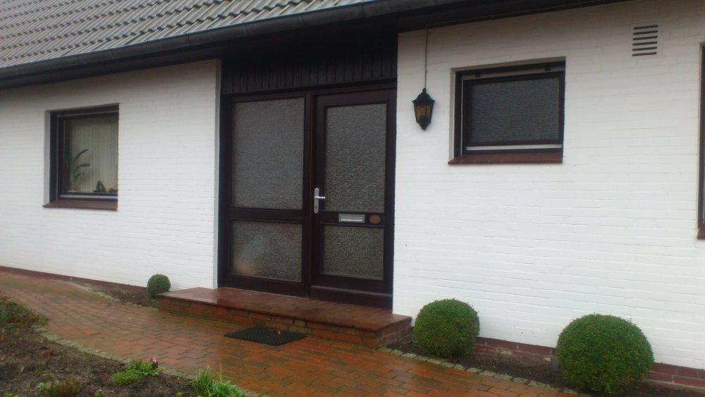 Alte Haustür mit Briefkastenschlitz und Seitenteil