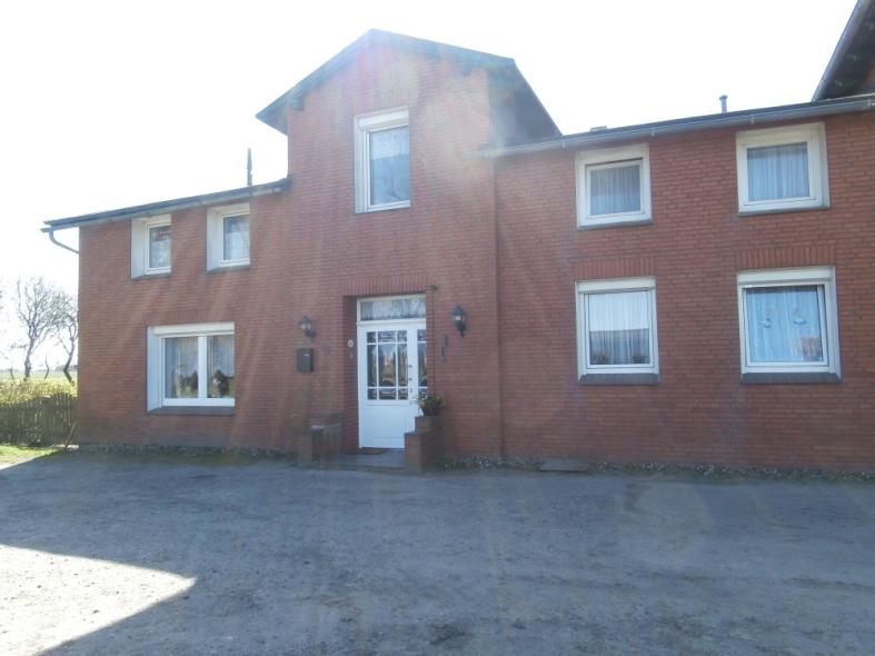 Hausansicht Haustür weiß mit neun Lichtausschnitten und Seitenteil mit drei Lichtausschnitten