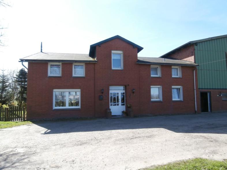 Hausansicht Haustür weiß mit neun Lichtausschnitten und Seitenteil mit drei Lichtausschnitten