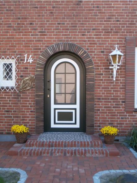 Rundbogenhaustür braun und weiß mit Lichtausschnitten