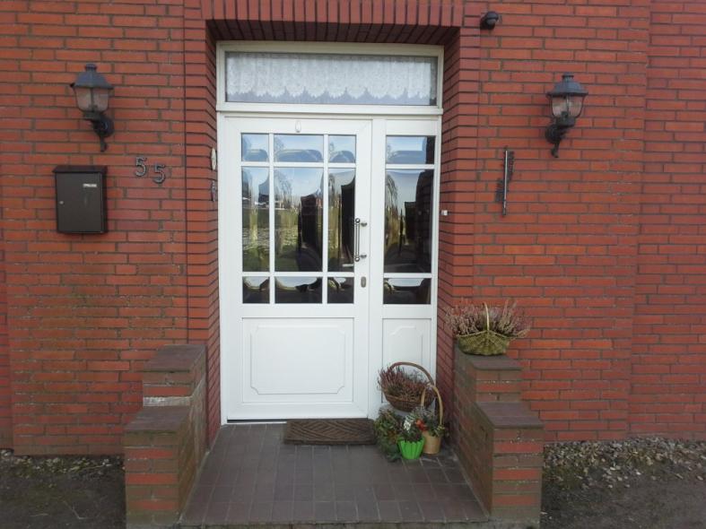 Haustür weiß mit neun Lichtausschnitten und Seitenteil mit drei Lichtausschnitten