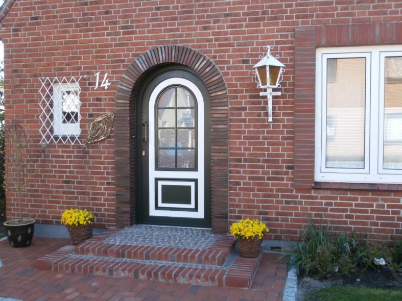 Rundbogenhaustür braun und weiß mit Lichtausschnitten