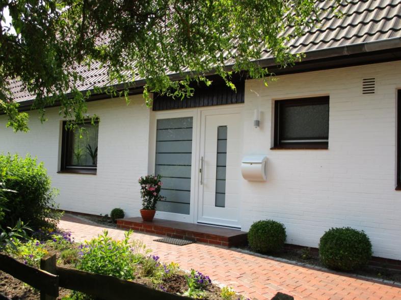 Haustür mit Milchglas und Milchglas-Seitenteil mit weißem Rahmen