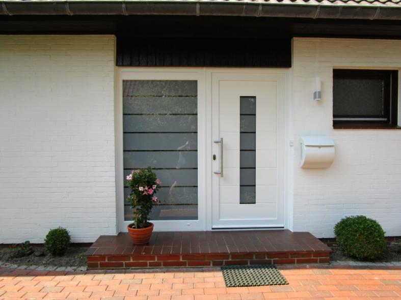 Haustür mit Milchglas und Milchglas-Seitenteil mit weißem Rahmen