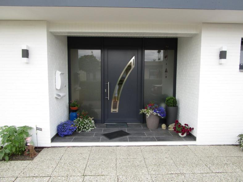 Haustür anthrazit mit abgerundetem Lichtausschnitt und zwei Milchglas-Seitenteilen