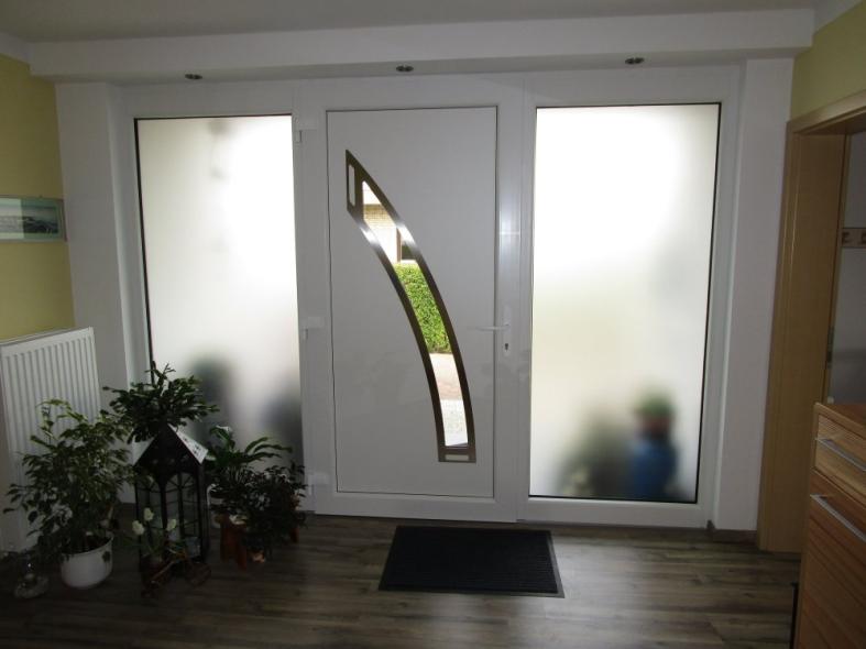 Innenansicht Haustür anthrazit mit abgerundetem Lichtausschnitt und zwei Milchglas-Seitenteilen