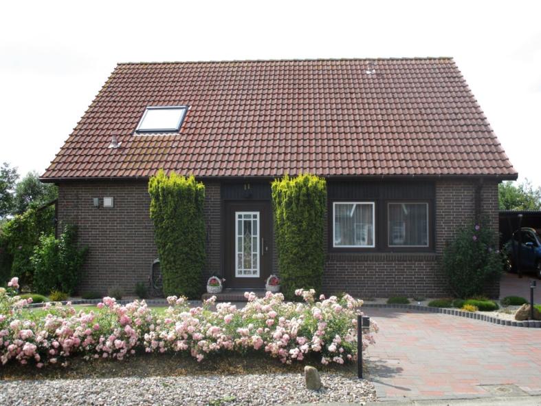 Hausansicht neue Haustür braun und weiß mit Lichtausschnitten