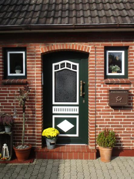 Haustür grün-weiß mit Lichtausschnitt