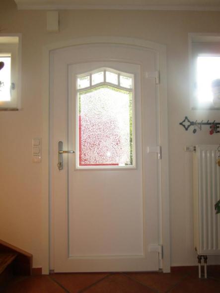 Innenansicht von grün-weißer Haustür mit Lichtausschnitt