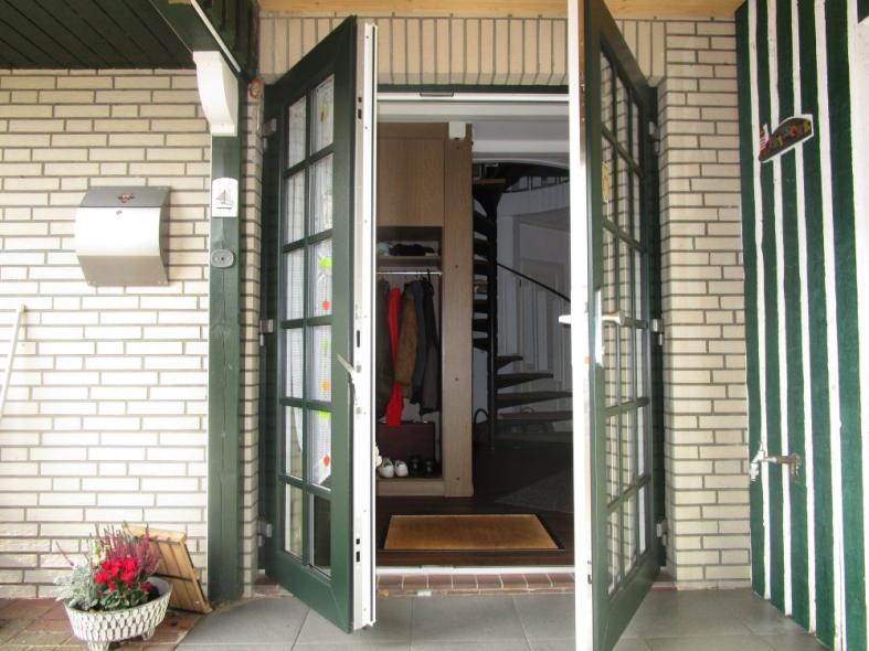 Doppelflügelige Haustür in grün mit vielen Lichtausschnitten