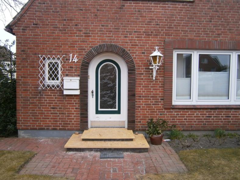 Rundbogenhaustür weiß mit grünem Element und Lichtausschnitt