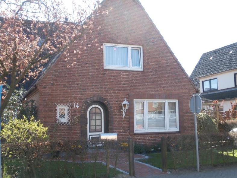 Rundbogenhaustür braun und weiß mit Lichtausschnitten