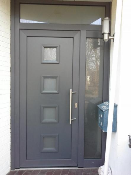 Haustür in anthrazit mit vier Milchglas-Lichtausschnitten und Milchglas-Seitenteil