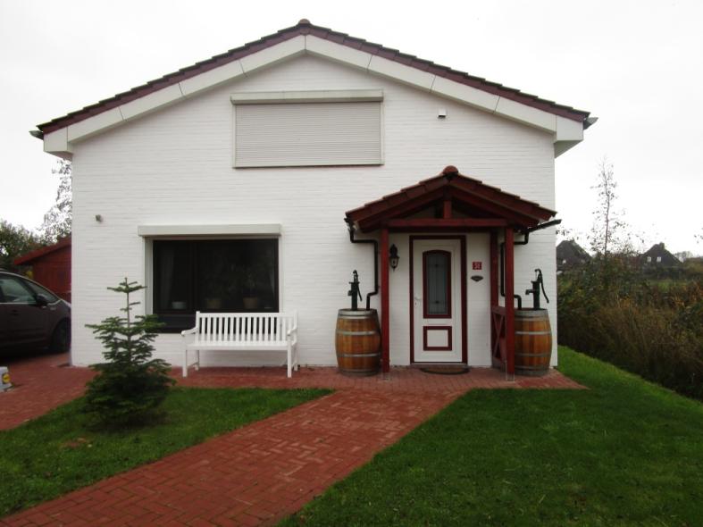 Haustür weiß mit roten Elementen und rotem Vordach