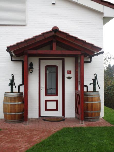 Haustür weiß mit roten Elementen und rotem Vordach