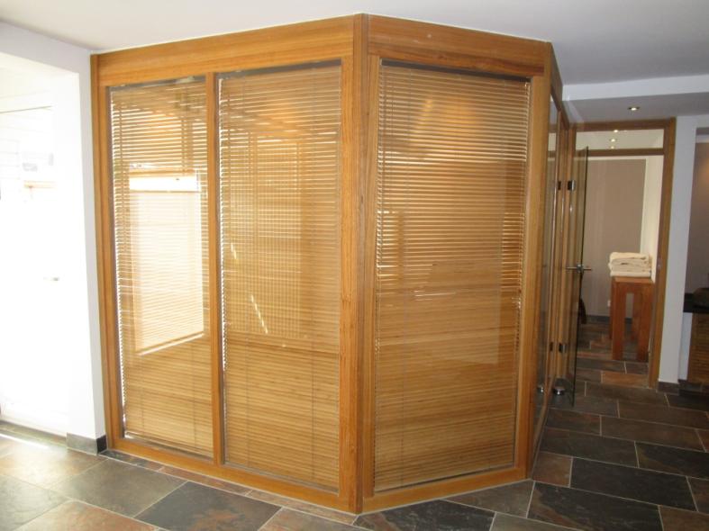 Gestellte Wand mit Holzfensterelementen aus Eukalyptus