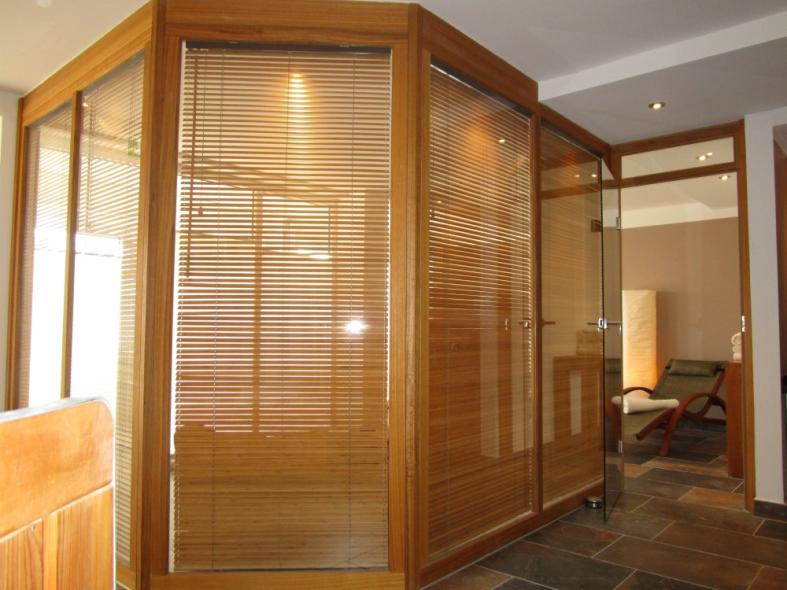 Gestellte Wand mit Holzfensterelementen aus Eukalyptus