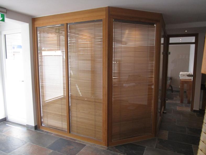 Gestellte Wand mit Holzfensterelementen aus Eukalyptus