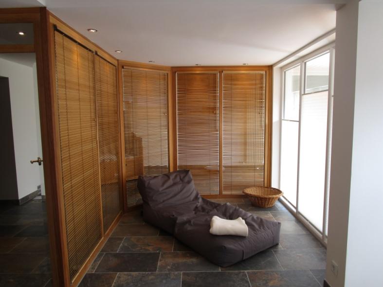 Gestellte Wand mit Holzfensterelementen aus Eukalyptus