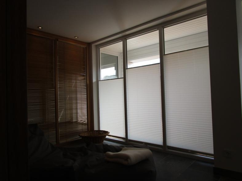 Gestellte Wand mit Holzfensterelementen aus Eukalyptus