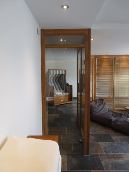 Gestellte Wand mit Holzfensterelementen aus Eukalyptus