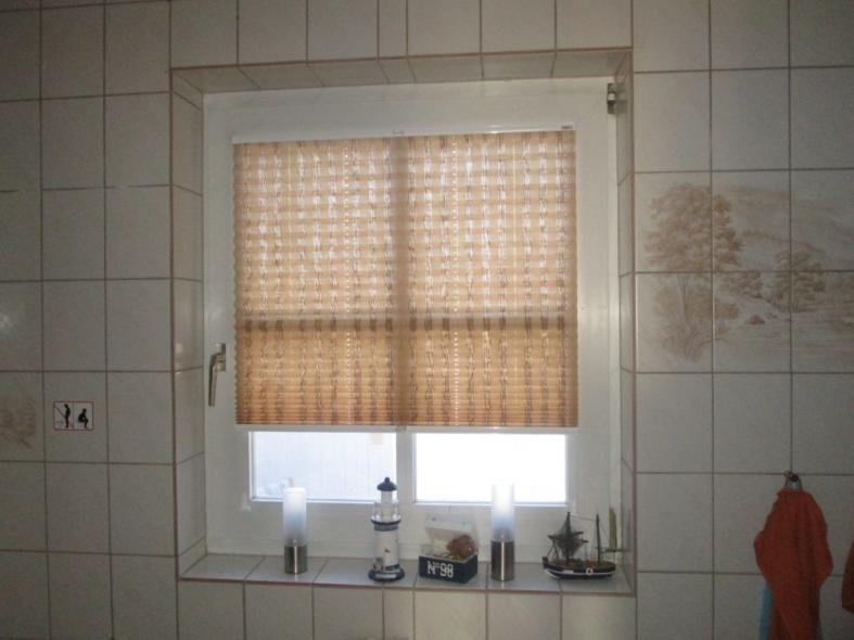 lichtdurchlässiges Plissee "Fischernetz" auf dem Glasfalz montiert