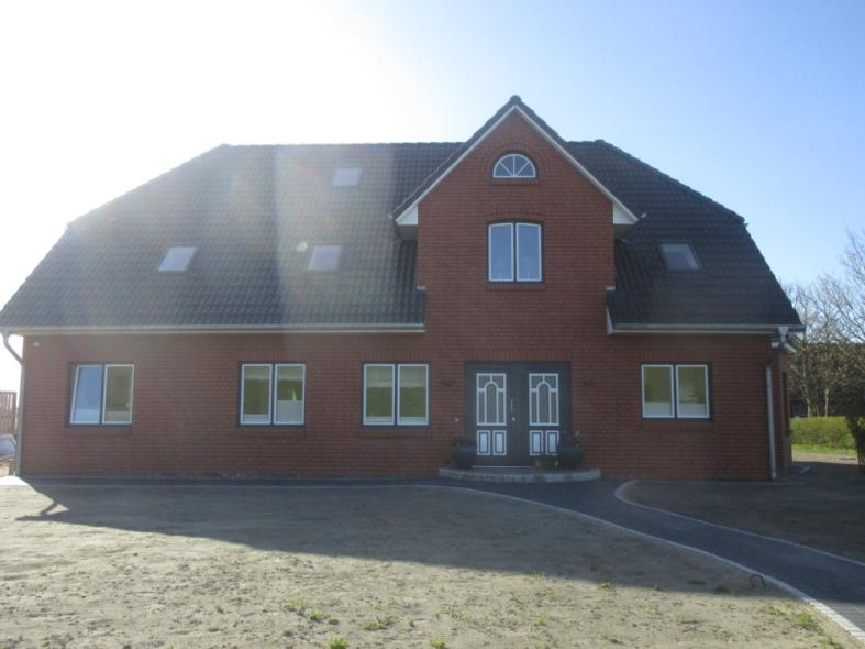 Hausansicht  mit Haustür und Fenster in weiß 