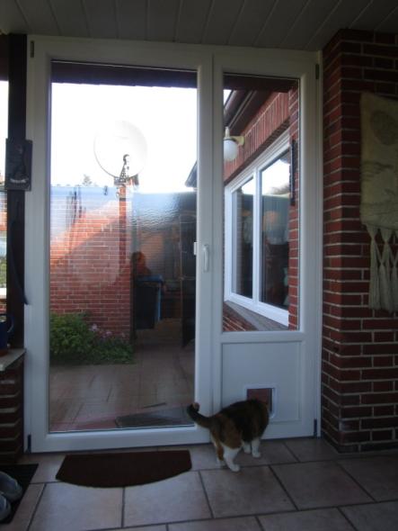 Terrassentür mit Seitenteil und Katzenklappe in weiß