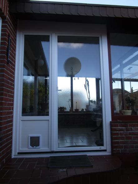 Terrassentür mit Seitenteil und Katzenklappe in weiß