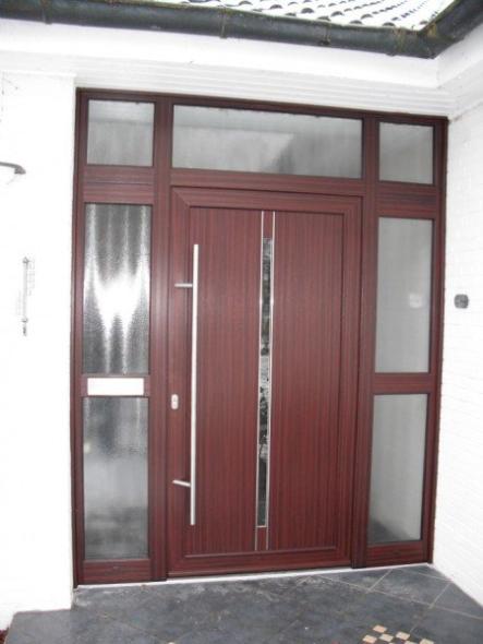 Haustür braun mit schmalem Lichtausschnitt und zwei Glas-Seitenteilen und drei Glasteile oberhalb