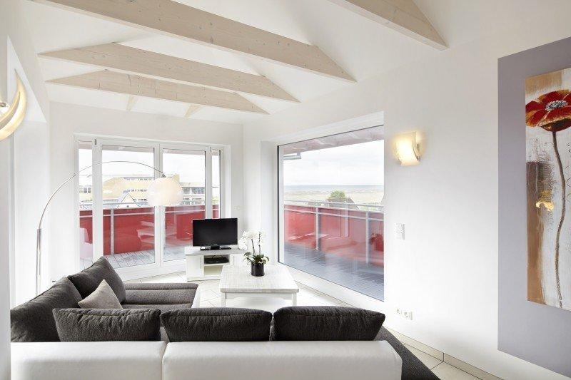 Innenansicht Apartment mit weißen Terrassentüren und Fenstern