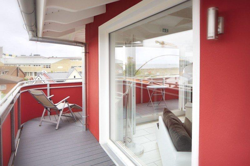 Apartment mit weißen Terrassentüren