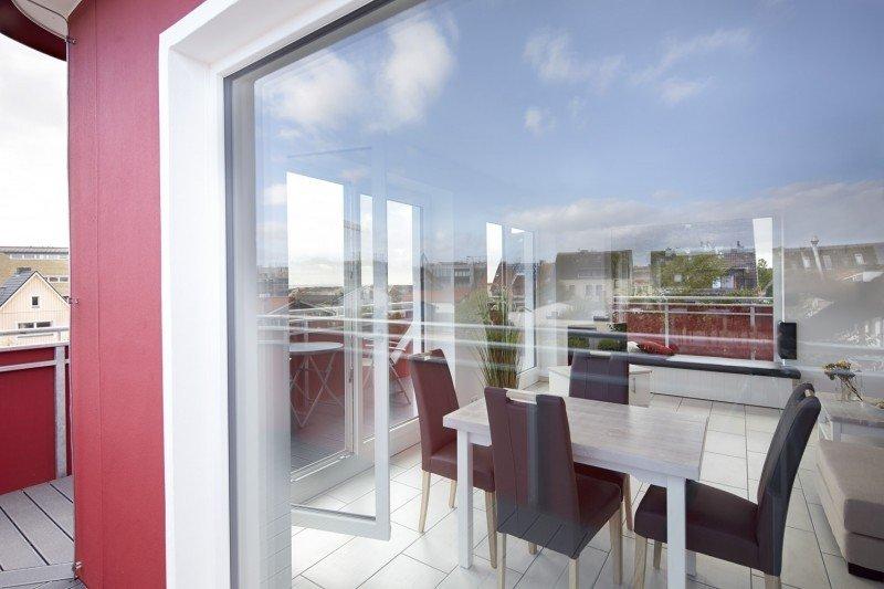 Nahansicht Apartment mit weißen Terrassentüren