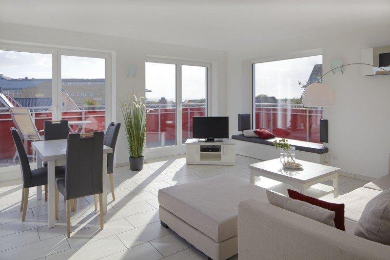 Apartment mit weißen Terrassentüren und Fenstern