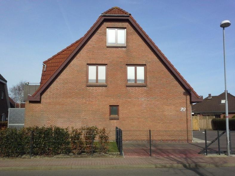 Hausansicht Mehrfamilienhaus mit vier Fenstern und Jalousien