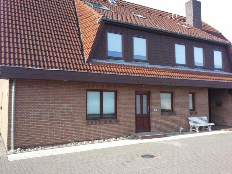 Hausansicht Nebeneingangstür in braun mit zwei Lichtausschnitten mit Milchglas und Fenstern in braun 