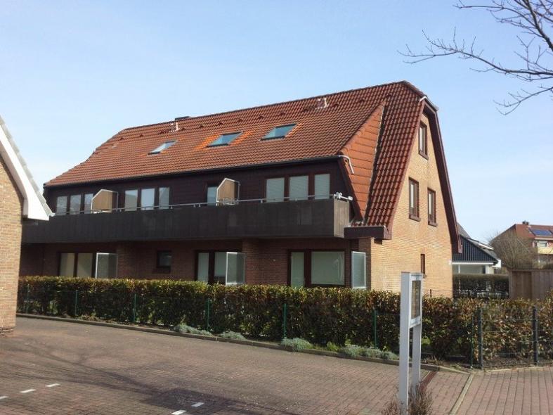 Hausansicht Mehrfamilienhaus mit Terrassentüren und Fenstern mit Milchglas