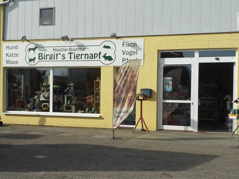 Eingangstür und Schaufenster von Birgit´s Tiernapf