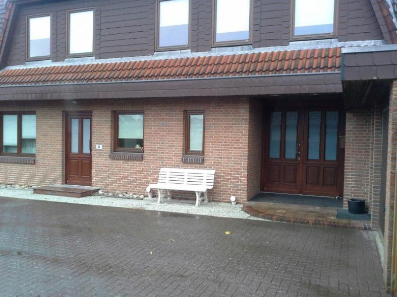 Hausansicht Nebeneingangstür, Fenster und Haustür in braun 