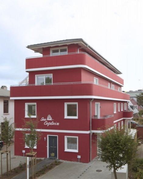 Hausansicht Apartment mit weißen Terrassentüren und Fenstern