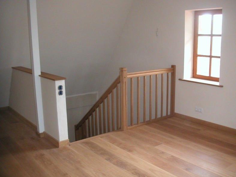 Holztreppe mit Geländer Ansicht von oben 