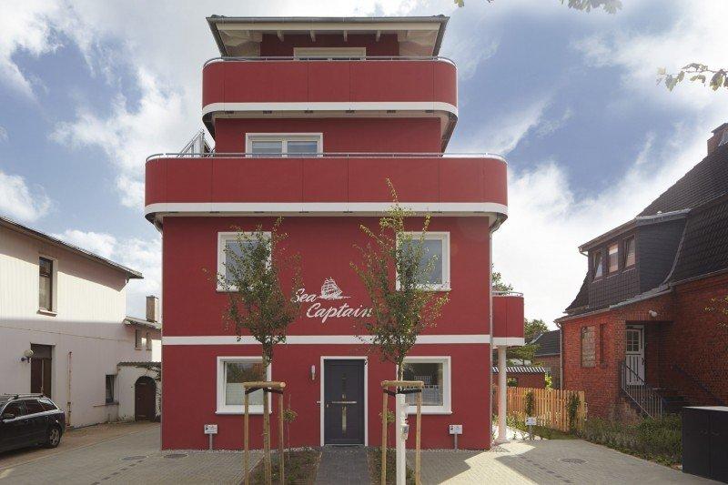 Hausansicht Apartment mit weißen Terrassentüren und Fenstern 