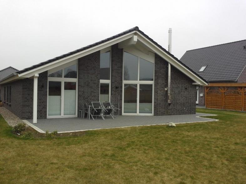 Hausansicht mit zwei Terrassentüren mit Seitenteil in weiß 