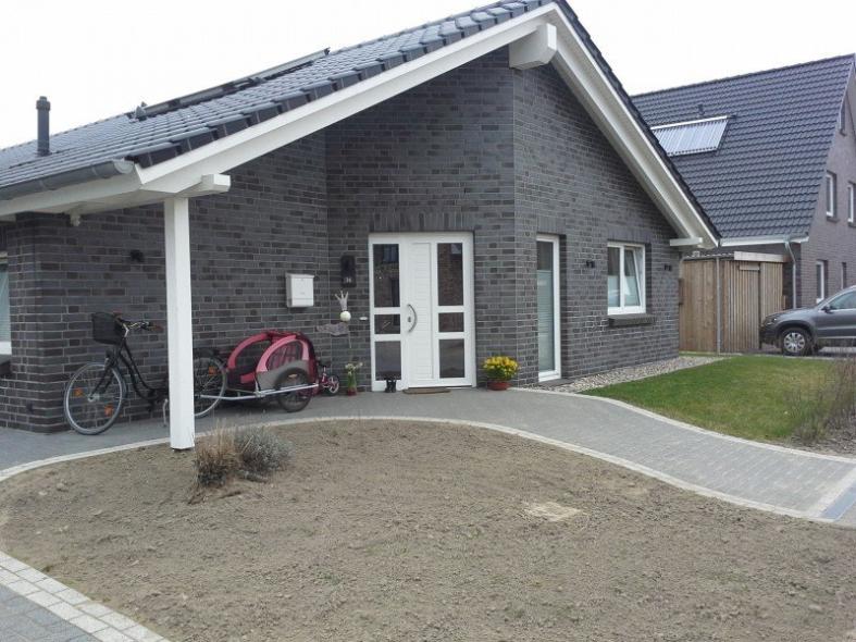 Hausansicht Haustür in weiß mit zwei Seitenteilen mit drei Lichtausschnitten