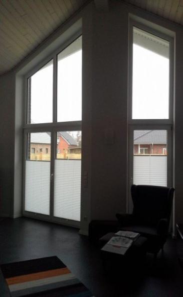 Innenansicht zwei Terrassentüren und Schrägfenster 
