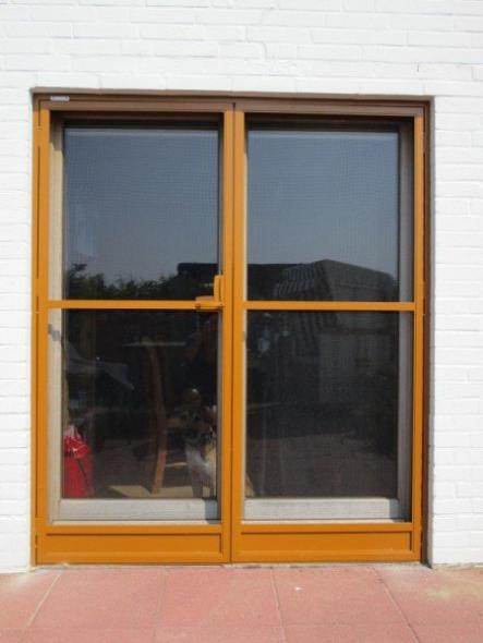 Außenansicht Holz-Terrassentür mit Seitenteil und Insektenschutz