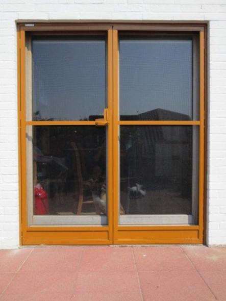 Außenansicht Holz-Terrassentür mit Seitenteil und Insektenschutz